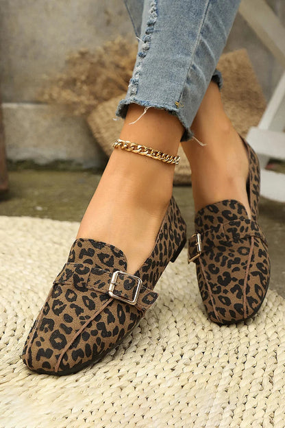 Bequeme Slipper mit Leopardenmuster, Riemchen und Schnallendetails sowie quadratischer Zehenform
