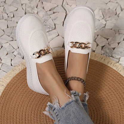 Legere einfarbige Strick-Loafer mit metallischem Kettendetail