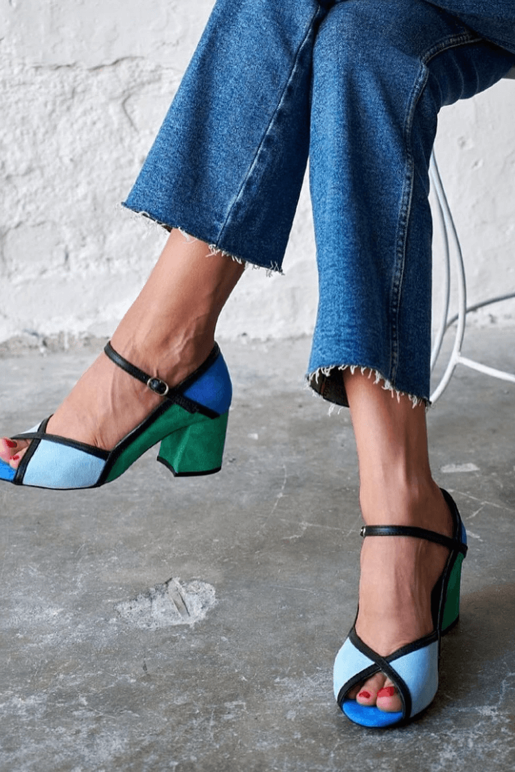 Farbblock-Stiletto-Absätze mit T-Riemen und Schnallenverschluss