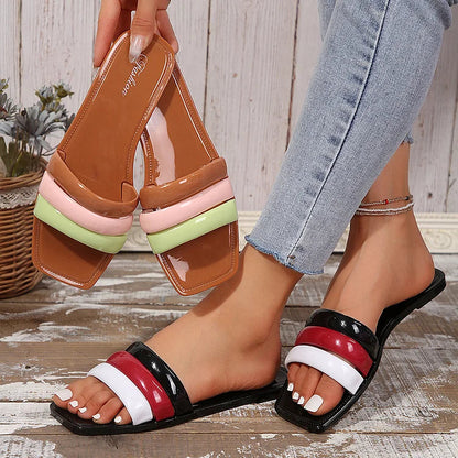 Stylische, farblich abgestimmte Riemchensandalen mit quadratischer Spitze für entspannte Outdoor-Aktivitäten