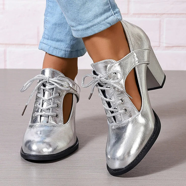 Schlichte Metallic-Sandalen mit Cut-Out, Schnürung und klobigen Absätzen