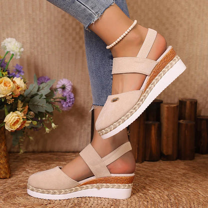 Elegante Espadrille-Wedges mit Metallakzenten und geschlossener Zehenpartie