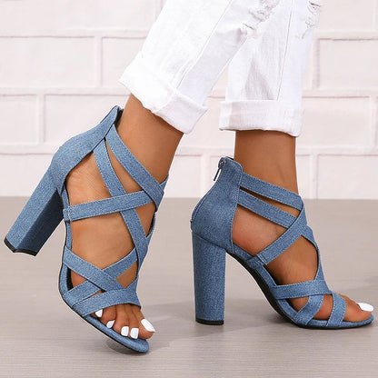 Bunte Peep-Toe-Sandalen mit überkreuzten Riemen und Reißverschluss hinten, klobiger Absatz
