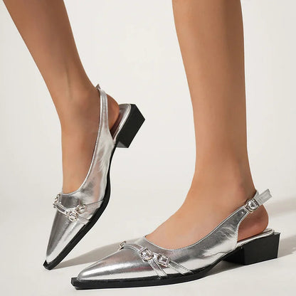 Glänzende Slingback-Ballerinas mit Zehenriemen und Schnallen-Dekor