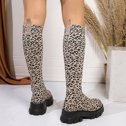 Kniehohe Stiefel im Leopardenmuster mit runder Zehenpartie und robustem Absatz