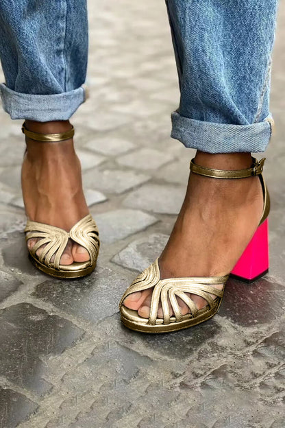 Elegante, funkelnde Peeptoe-Absätze mit Knöchelriemen und Farbblock-Design