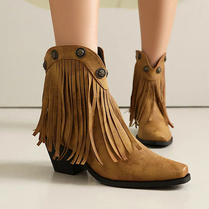 Fransen-Ankle Boots mit metallischen Nieten, eckiger Zehenpartie und klobigem Absatz