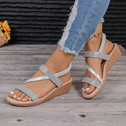 Strass-Details: Elastische Knöchelband-Sandalen mit runder Zehenpartie und elegantem Keilabsatz