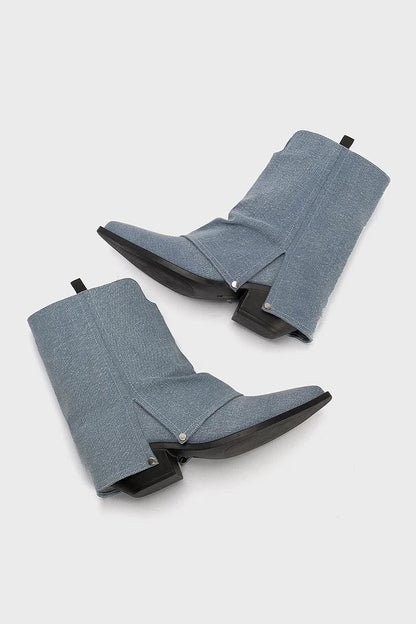 Einfarbige Stiefel mit mittlerer Schafthöhe, spitzem Zehenbereich, Ausschnitt und klobigem Absatz