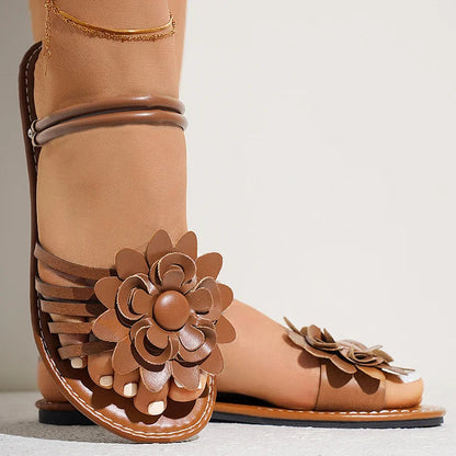 Schlichte, lässige Riemchensandalen mit 3D-Blumen und Strasssteinen