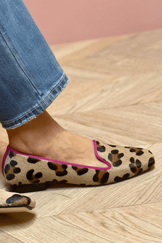 Wildlederimitat-Loafer mit Leopardenmuster und rosa Akzenten