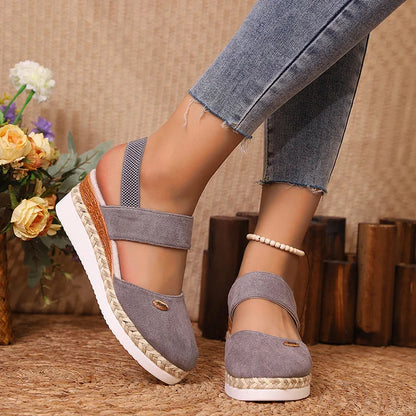 Elegante Espadrille-Wedges mit Metallakzenten und geschlossener Zehenpartie