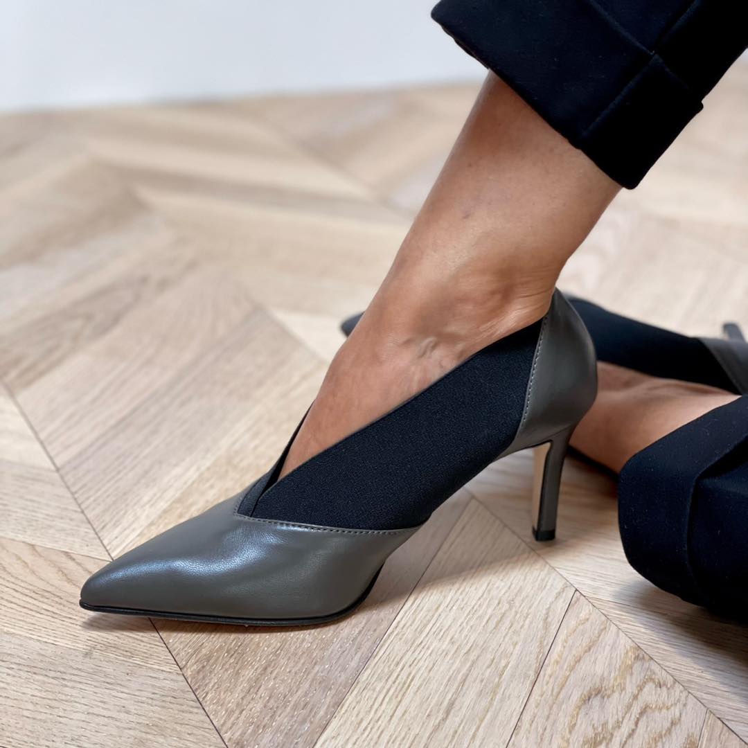 Elegante zweifarbige Stiletto-Absätze aus Leder mit V-Ausschnitt [Vorbestellung]