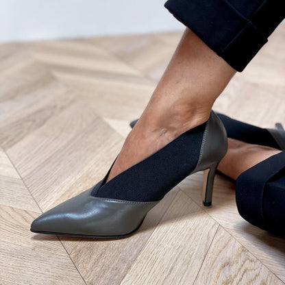 Elegante zweifarbige Stiletto-Absätze aus Leder mit V-Ausschnitt [Vorbestellung]