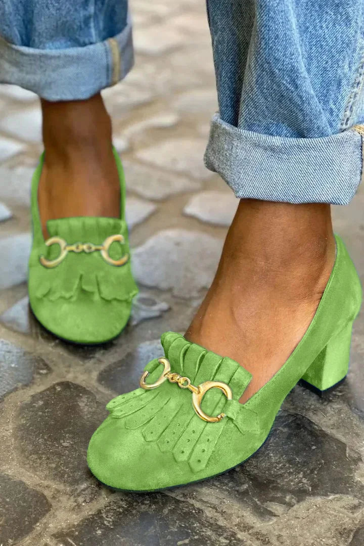Matte, klobige Absatzschuhe mit runder Zehenpartie und fransierter Metallschnalle
