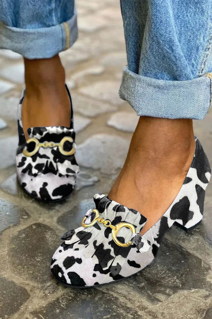 Matte, klobige Absatzschuhe mit runder Zehenpartie und fransierter Metallschnalle