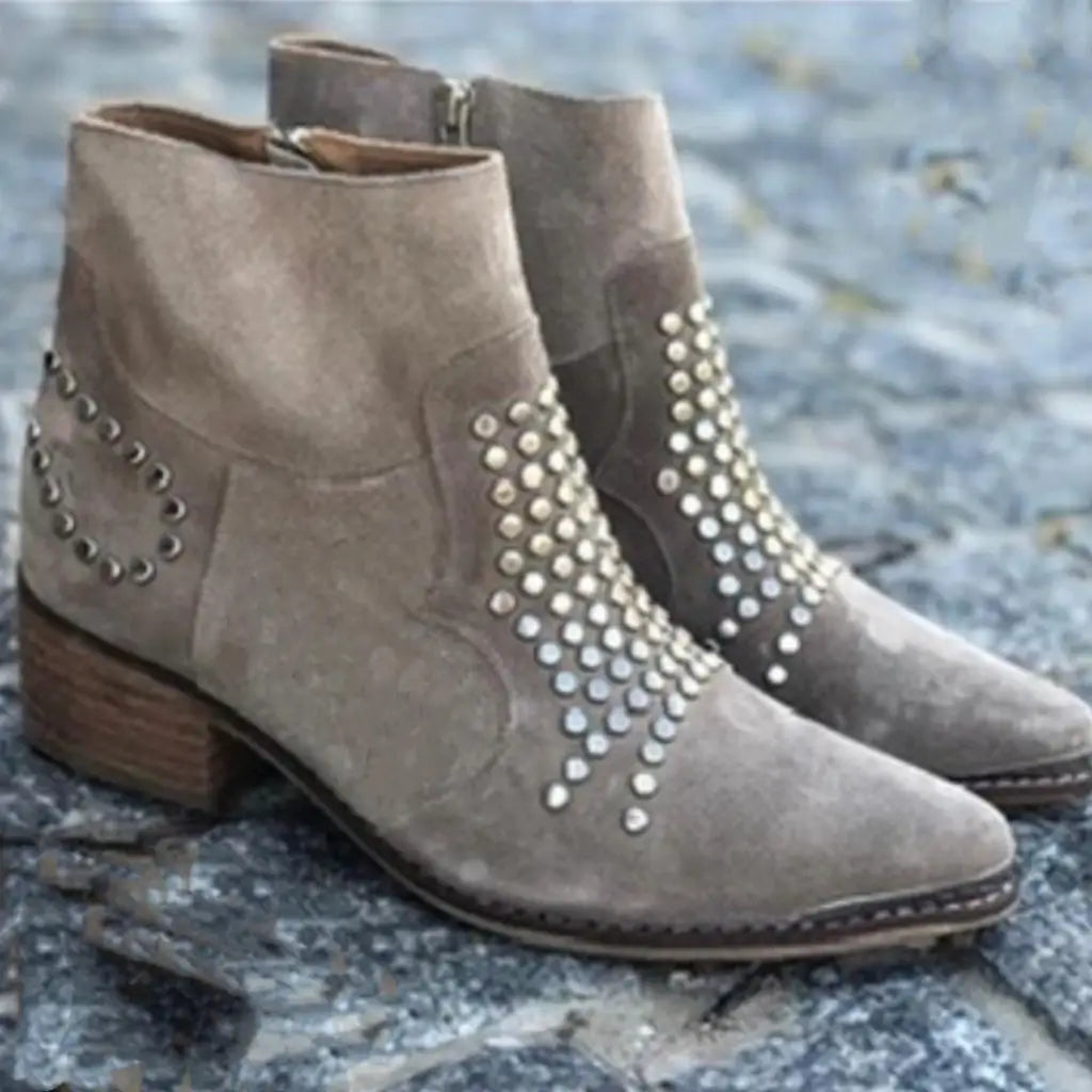 Strukturierte, klobige Wildlederstiefel mit spitzem Zehenbereich und Nieten