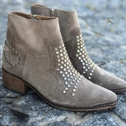 Strukturierte, klobige Wildlederstiefel mit spitzem Zehenbereich und Nieten