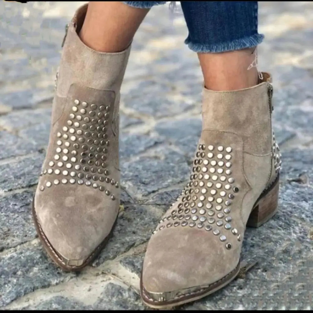 Strukturierte, klobige Wildlederstiefel mit spitzem Zehenbereich und Nieten