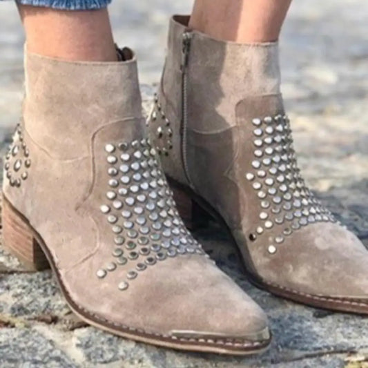 Strukturierte, klobige Wildlederstiefel mit spitzem Zehenbereich und Nieten
