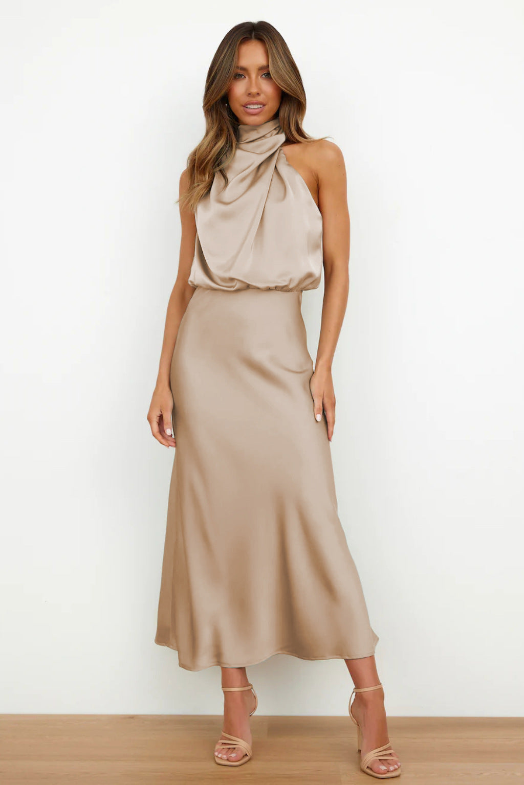 Adele | Feminines Sommerkleid mit Rückenfreiem Design
