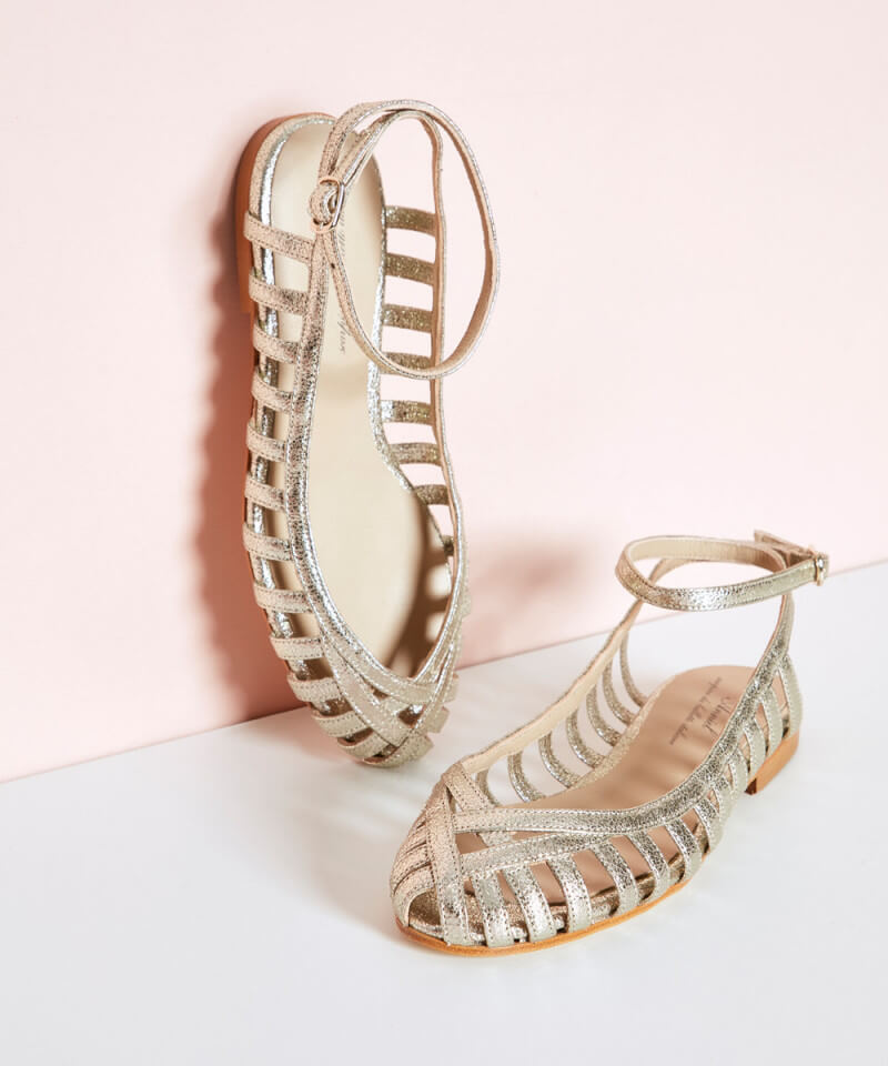 Silberne Sandalen mit offener Knöchelpartie und runder Zehenform