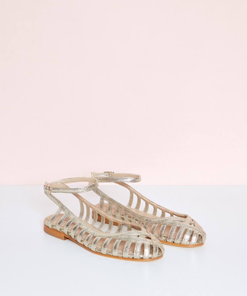 Silberne Sandalen mit offener Knöchelpartie und runder Zehenform