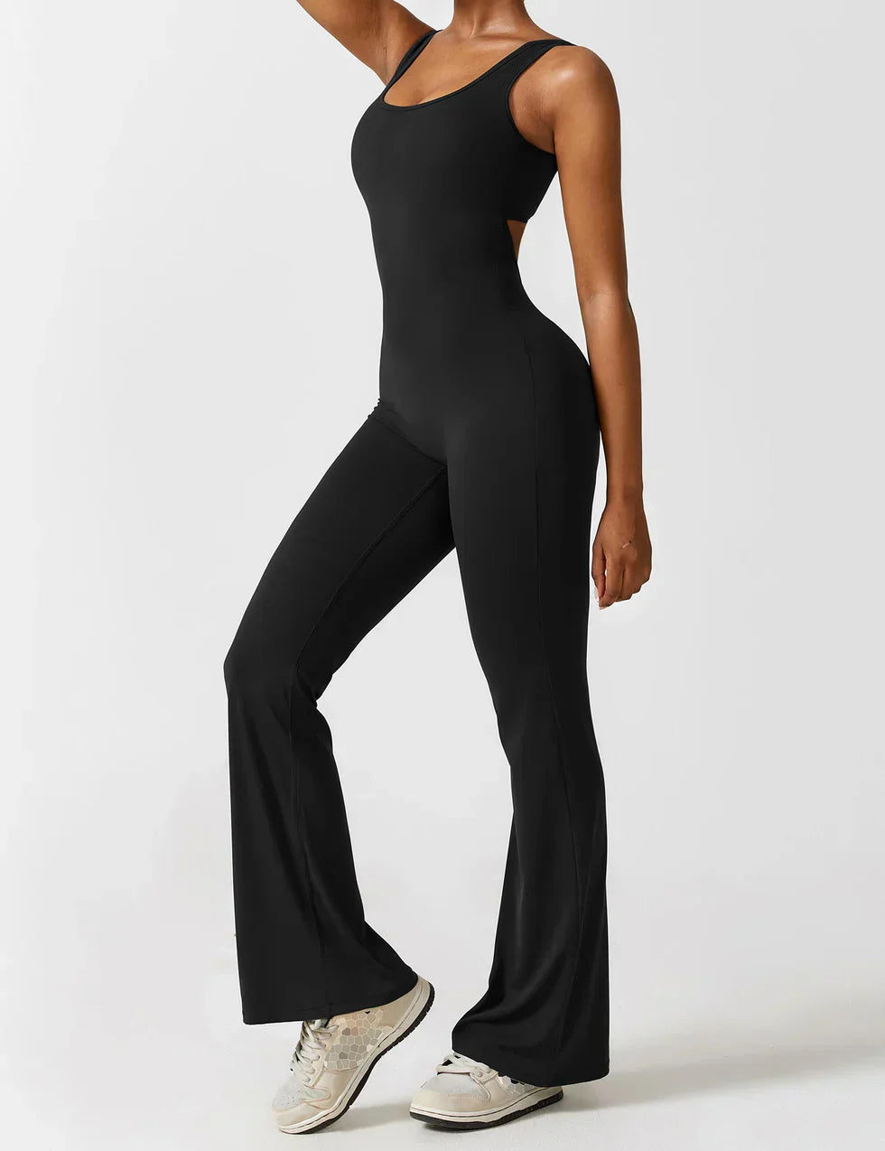 Manuela | Figurbetonender Jumpsuit mit ausgestelltem Bein