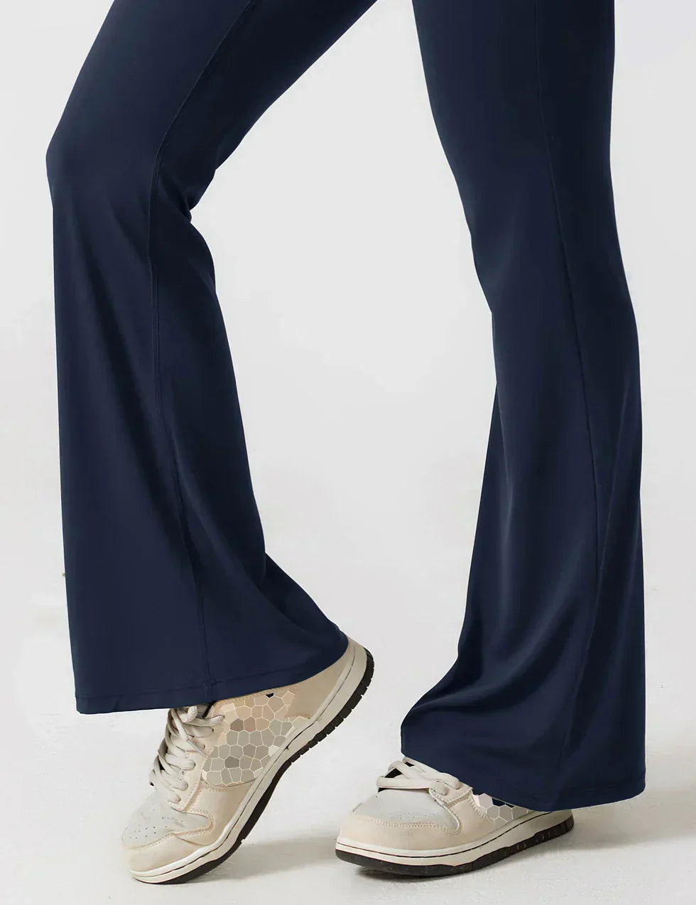 Manuela | Figurbetonender Jumpsuit mit ausgestelltem Bein