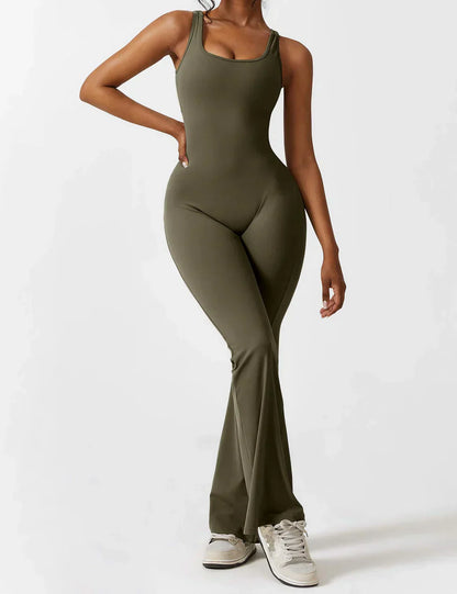Manuela | Figurbetonender Jumpsuit mit ausgestelltem Bein