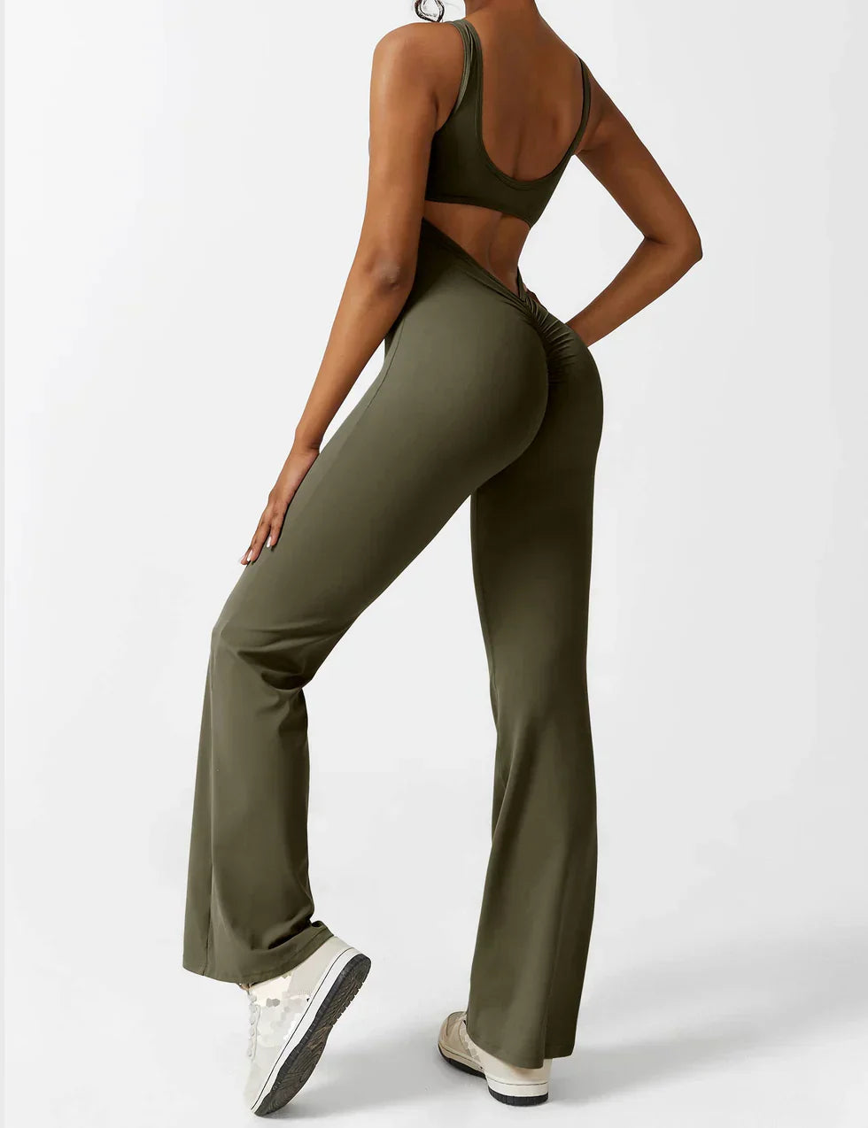 Manuela | Figurbetonender Jumpsuit mit ausgestelltem Bein