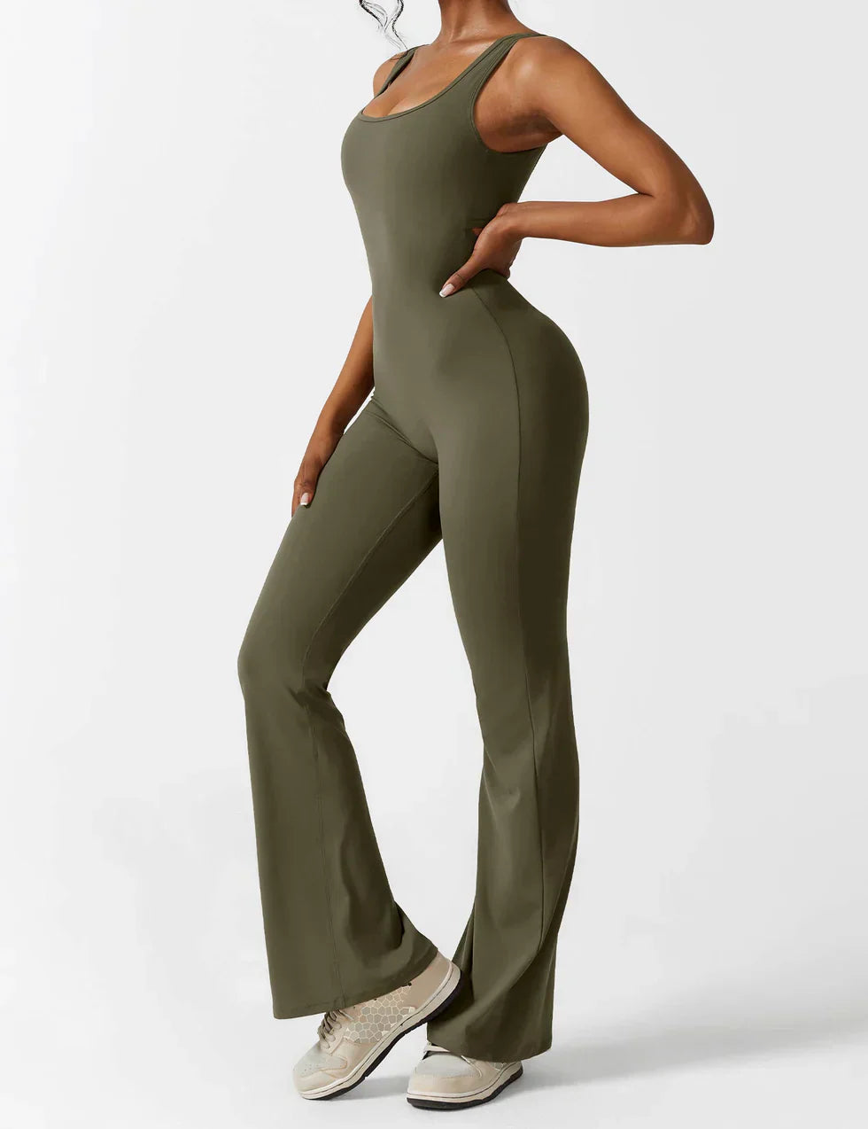 Manuela | Figurbetonender Jumpsuit mit ausgestelltem Bein