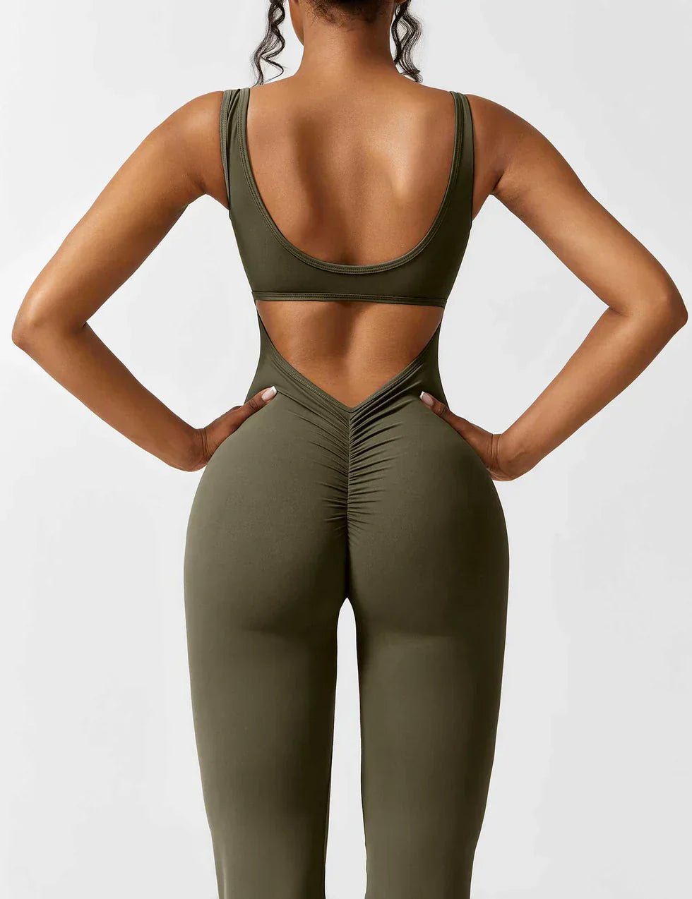 Manuela | Figurbetonender Jumpsuit mit ausgestelltem Bein