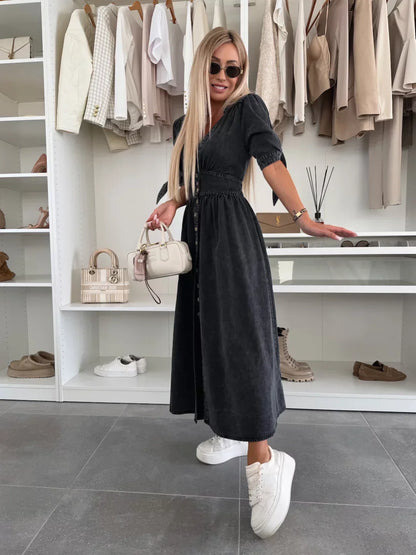 Ivanka | Funkelndes Denim-Kleid für einen zeitgemäßen Stil