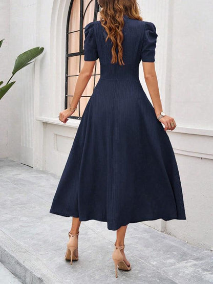 Andrea | Elegantes Midikleid mit stilvollem V-Ausschnitt
