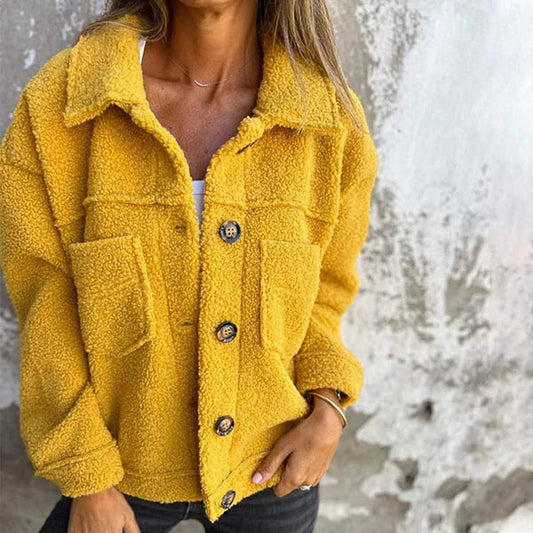 "Luna | Kurze Wolljacke mit Reverskragen" can be rewritten as "Luna | Kurze Wolljacke mit elegantem Reverskragen".