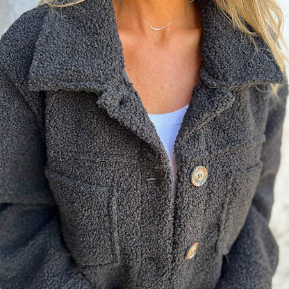 "Luna | Kurze Wolljacke mit Reverskragen" can be rewritten as "Luna | Kurze Wolljacke mit elegantem Reverskragen".