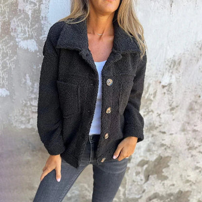 "Luna | Kurze Wolljacke mit Reverskragen" can be rewritten as "Luna | Kurze Wolljacke mit elegantem Reverskragen".