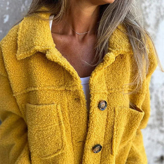 "Luna | Kurze Wolljacke mit Reverskragen" can be rewritten as "Luna | Kurze Wolljacke mit elegantem Reverskragen".