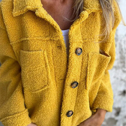 "Luna | Kurze Wolljacke mit Reverskragen" can be rewritten as "Luna | Kurze Wolljacke mit elegantem Reverskragen".