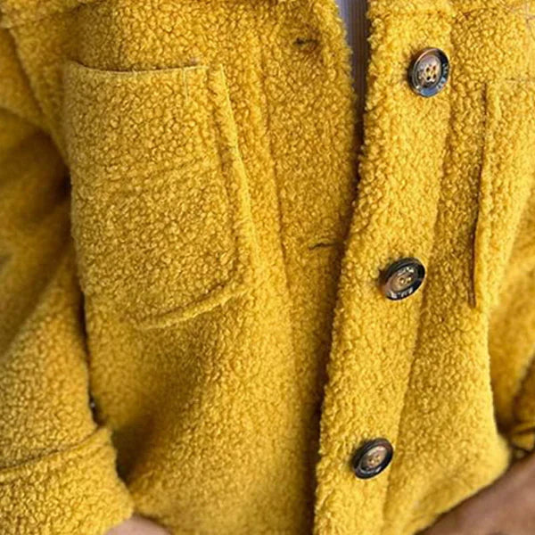 "Luna | Kurze Wolljacke mit Reverskragen" can be rewritten as "Luna | Kurze Wolljacke mit elegantem Reverskragen".